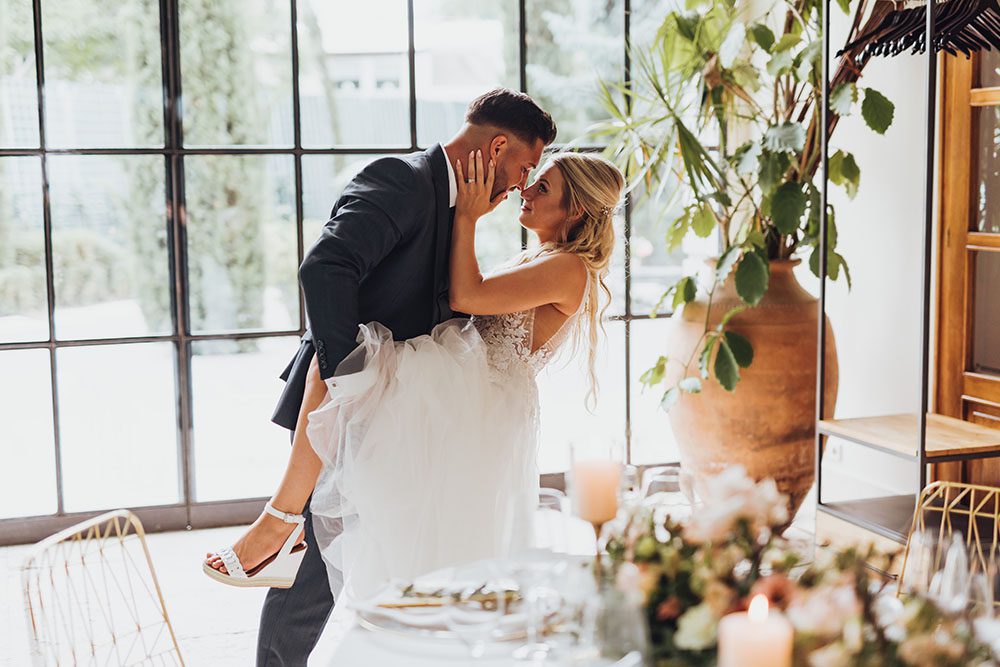 Eine Traumhochzeit mit toskanischem Flair mit unseren Lucy Wire Stühlen im Morrhof Großkarlbach