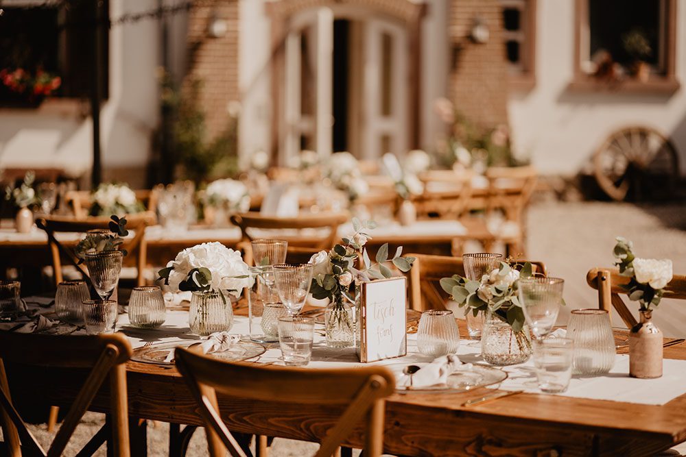 Outdoor Wedding im Lilienhof, Ihringen mit Cross Back Stühlen aus unserem Eventverleih