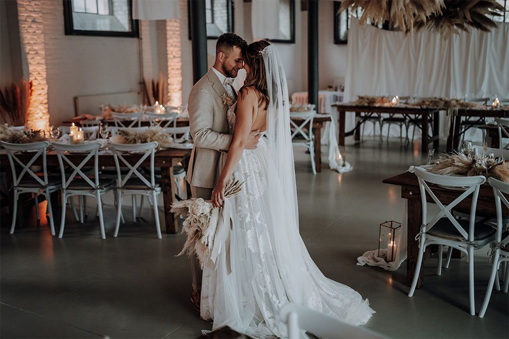 Unsere Monoblock Cross Back Stühle und Neon Schilder bei einer Traumhochzeit in Hamburg, Lüneburg