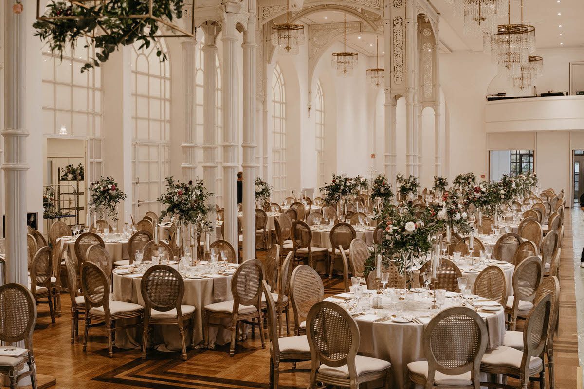 Wie unsere Louis Chairs die Hochzeitslocation Flora in Köln mit “The Great Wedding” verzauberten