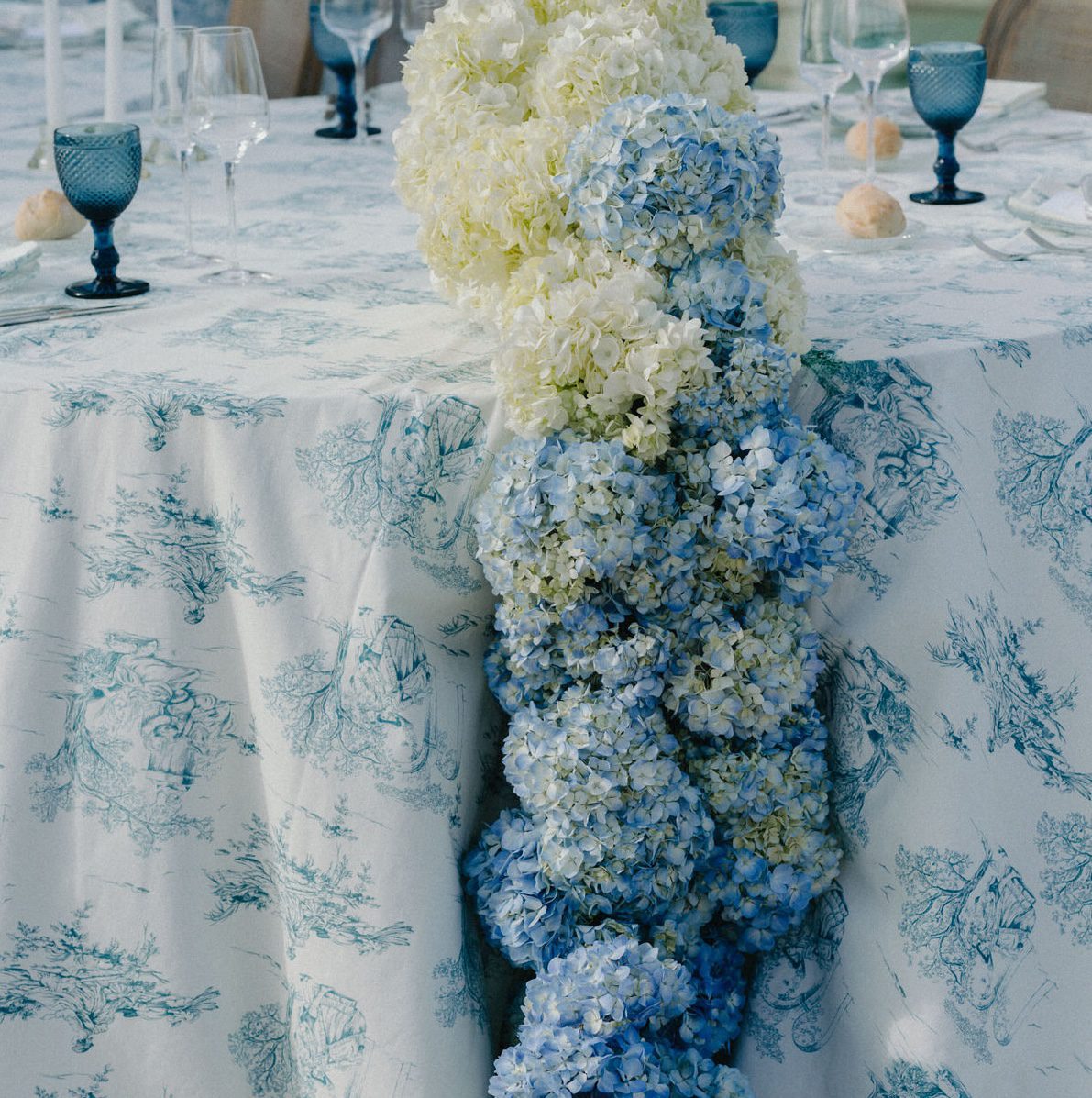 Toile de jouy round cocktail tablecloth for bar tables | ⌀ 330 cm - Image 2