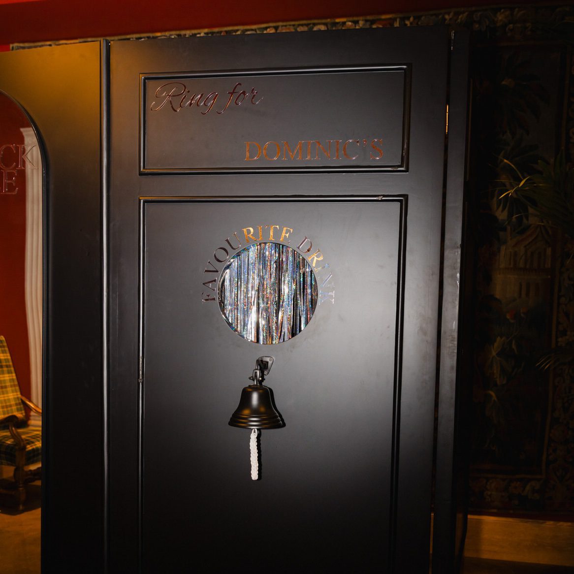 Ring the Bell Escort Wall / Champagne Wall in schwarz 300x220cm - Image 7