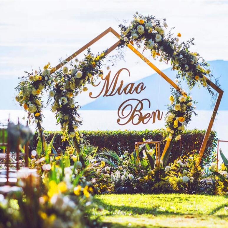 Geometrischer Traubogen in Gold