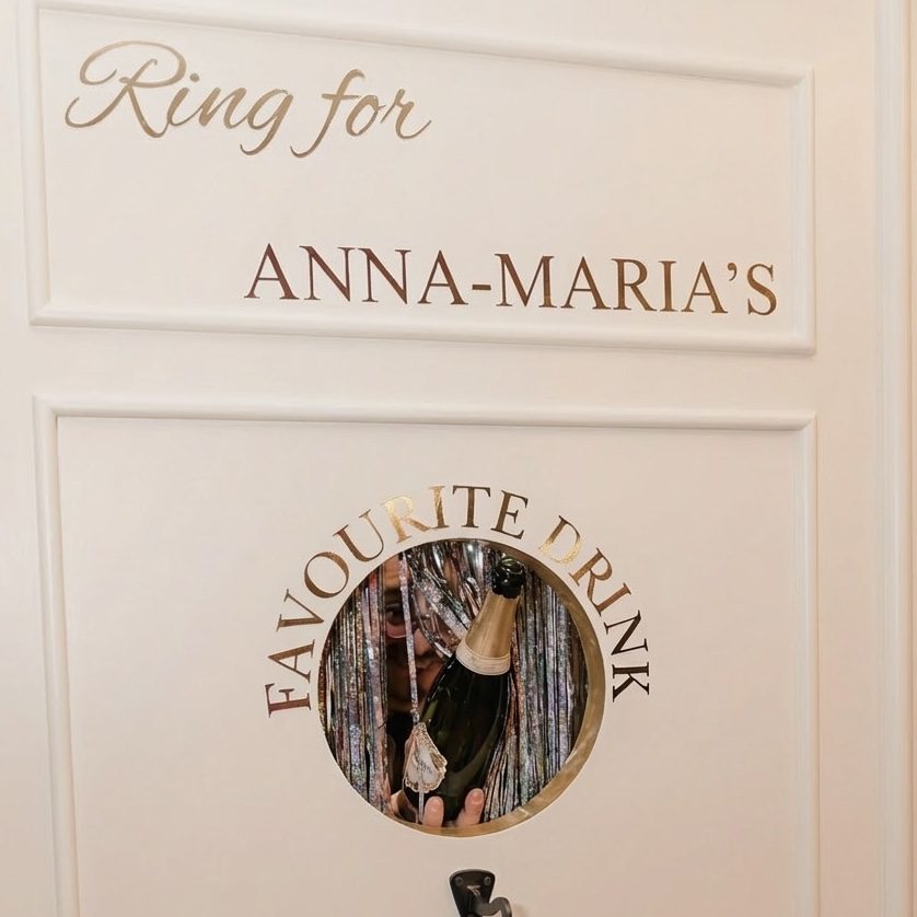 Ring the Bell Escort Wall / Champagne Wall in macchiato beige 300x220cm - Image 2