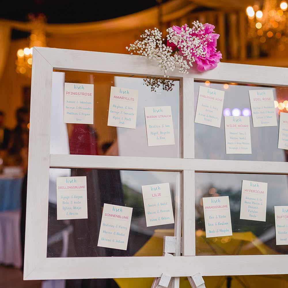 Fensterrahmen weiss als Tischplan