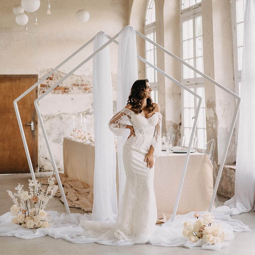 Geometrischer Traubogen in Weiß – Bild 2