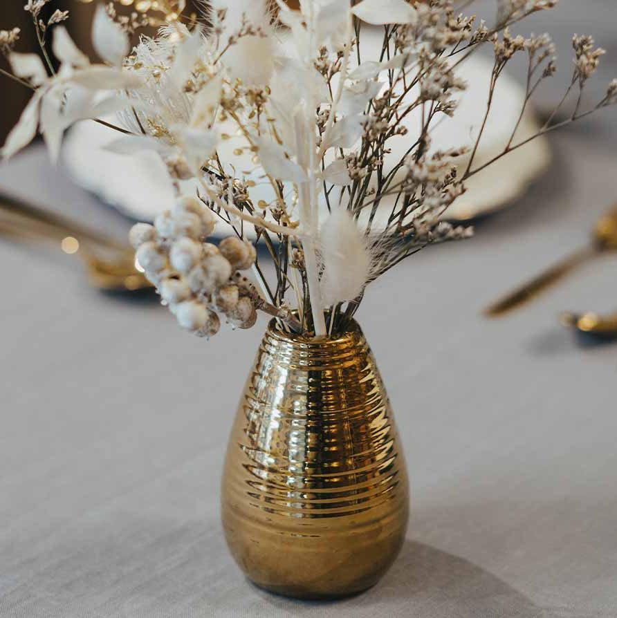 Kugelförmige Vasen in Gold