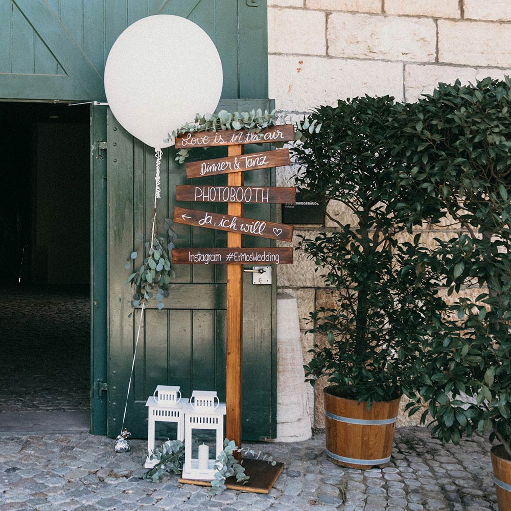 Holzwegweiser individuell beschriftet