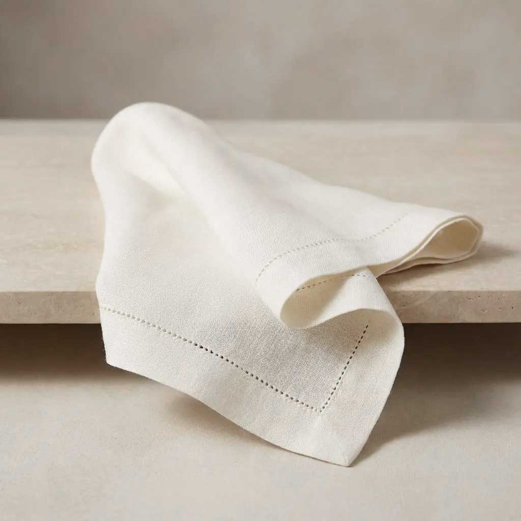 Leinenservietten in offwhite eierschale, egg shell mit Hohlsaum