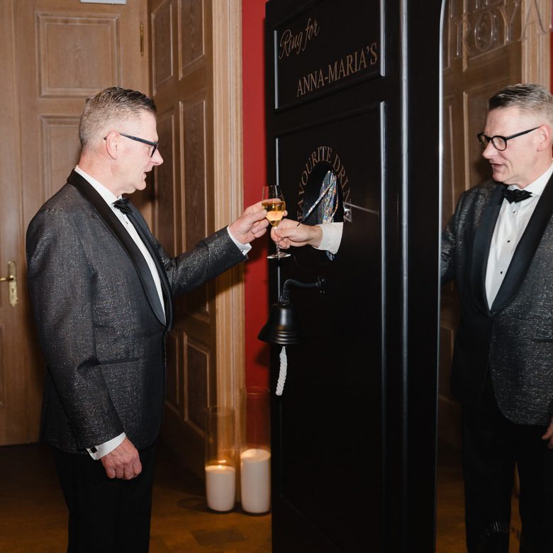 Ring the Bell Escort Wall / Champagne Wall in schwarz 300x220cm - Image 6