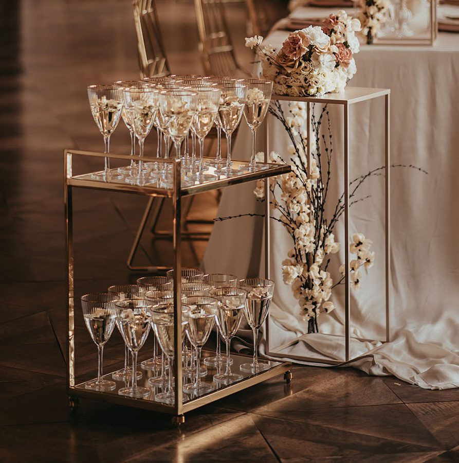 Servierwagen in gold mit Spiegelplatte