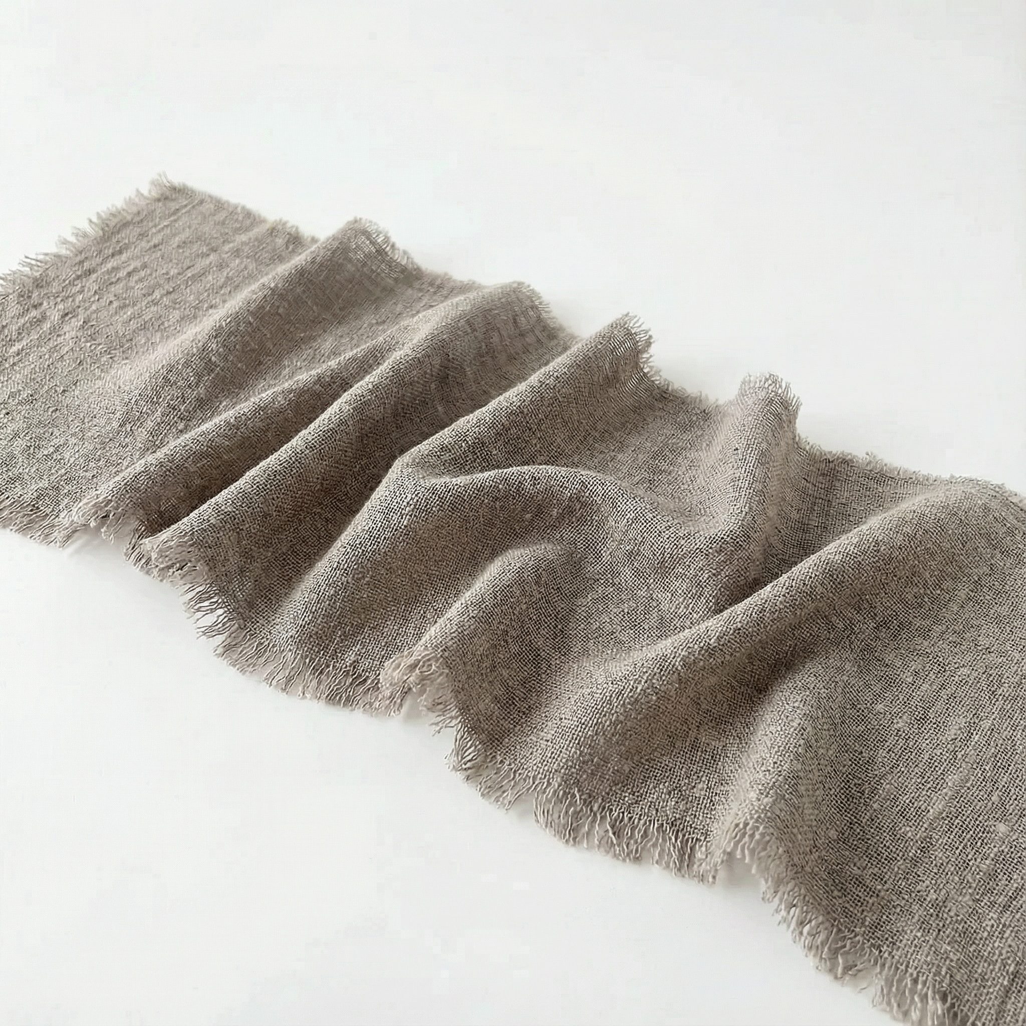 Tischläufer aus Musselin in Grau