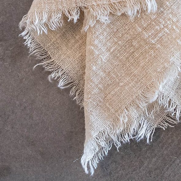 Tischläufer aus Musselin in Beige – Bild 2