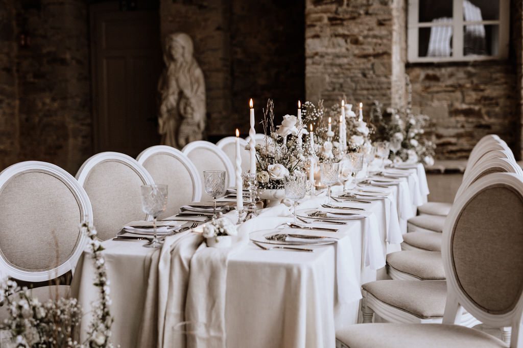 Luxus mit unseren Louis Chairs: Ein fantastisches Styled Shoot auf Gut Ostenwalde