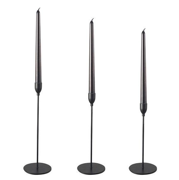 Drei schwarze Kerzenhalter auf Ständern