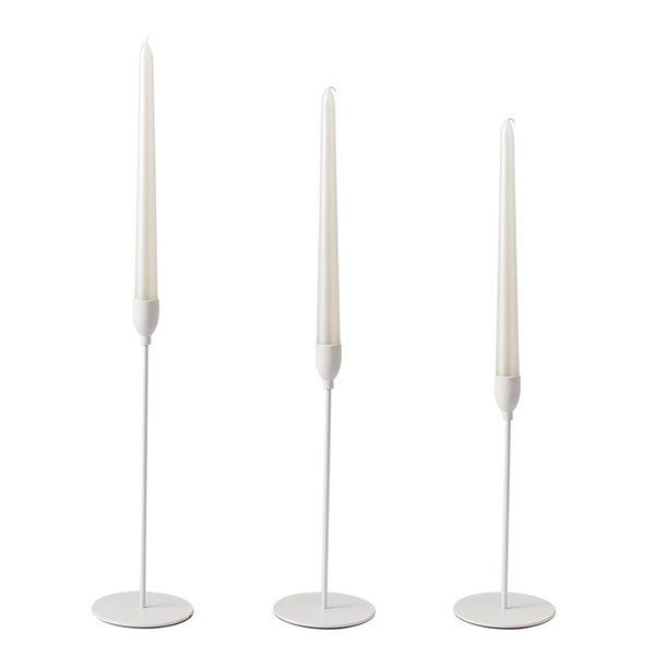 Drei weiße Kerzenhalter mit Kerzen