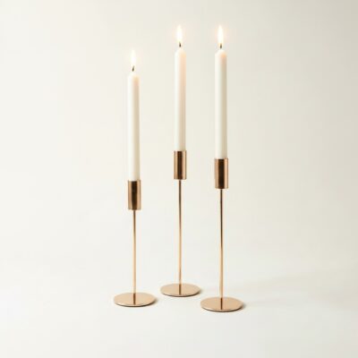 Drei elegante goldene Kerzenständer